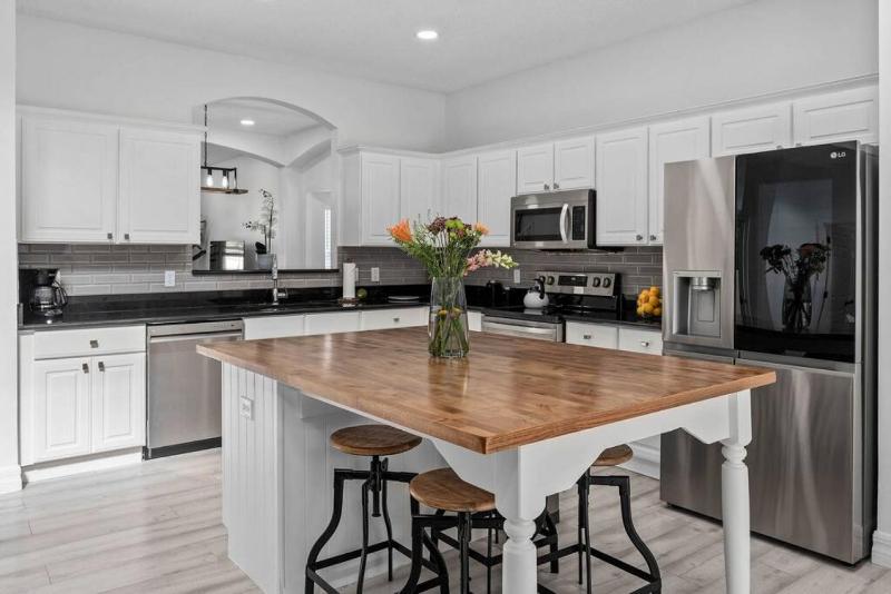 Tropical 7BR Heated Pool Pet Friendly Disney - image 5