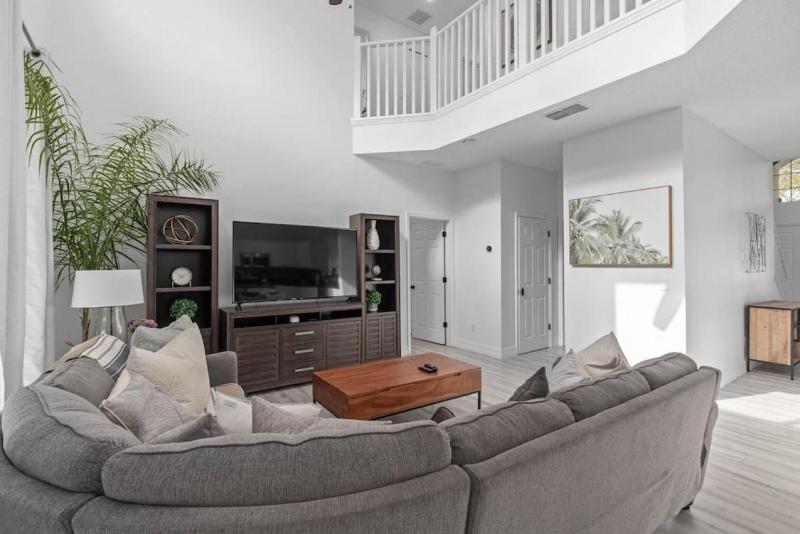 Tropical 7BR Heated Pool Pet Friendly Disney - image 12