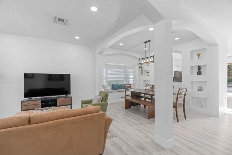 Tropical 7BR Heated Pool Pet Friendly Disney - image 11