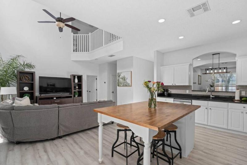 Tropical 7BR Heated Pool Pet Friendly Disney - image 3