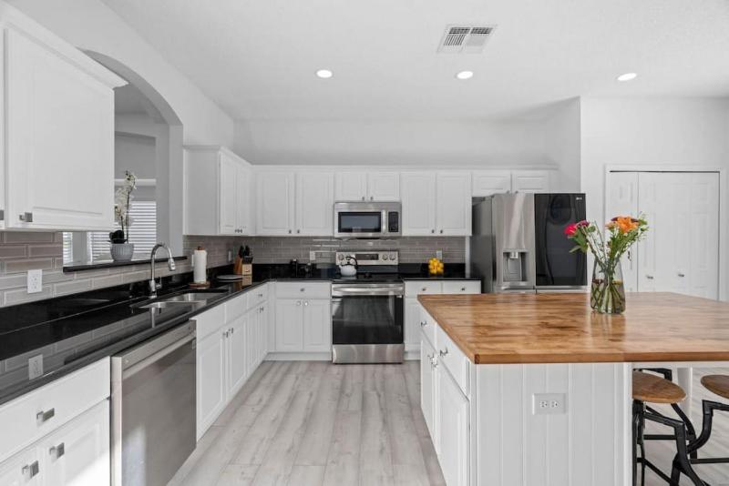 Tropical 7BR Heated Pool Pet Friendly Disney - image 35