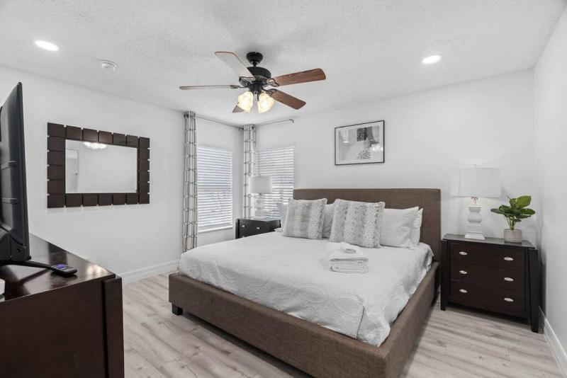 Tropical 7BR Heated Pool Pet Friendly Disney - image 27