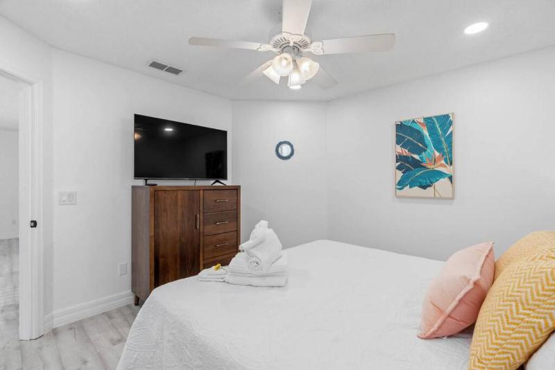 Tropical 7BR Heated Pool Pet Friendly Disney - image 15