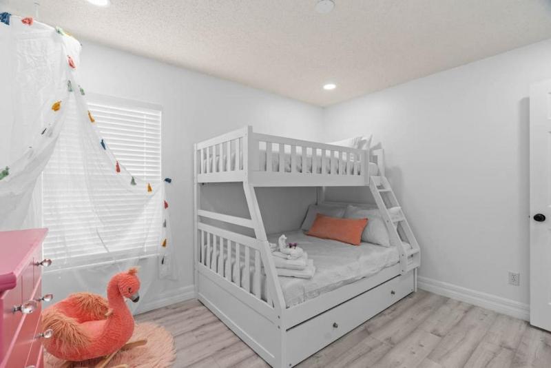 Tropical 7BR Heated Pool Pet Friendly Disney - image 49