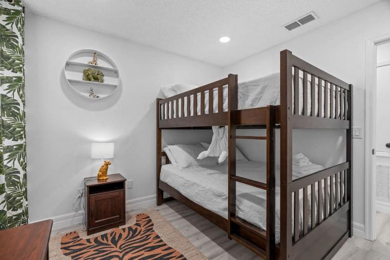 Tropical 7BR Heated Pool Pet Friendly Disney - image 28