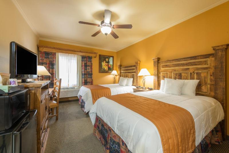 Deluxe Room with Two Double Beds - Disability Access - Non-Smoking image 4