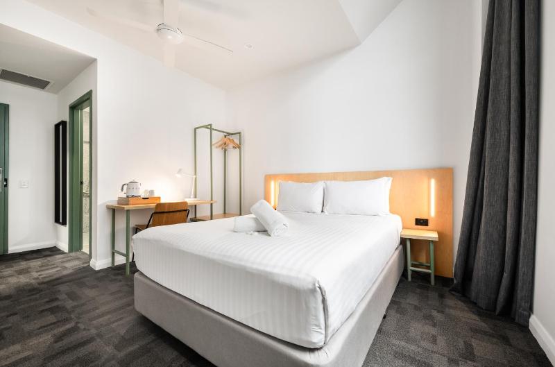 Queen Room with Ensuite image 1