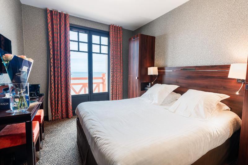 Double Room with Sea View image 1
