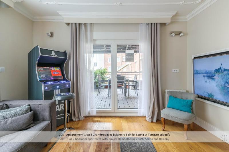One or Two bedroom Apartment with Spa Bath, Sauna and Terrace image 3