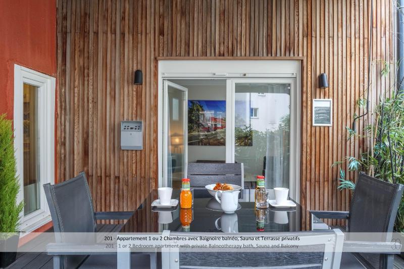 One or Two bedroom Apartment with Spa Bath, Sauna and Terrace image 2