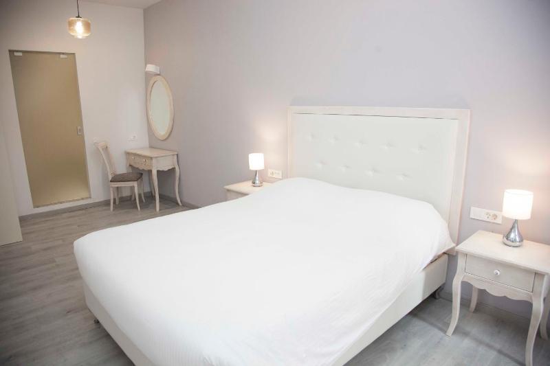 Deluxe Double Room image 4