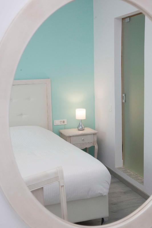 Economy Double Room image 2