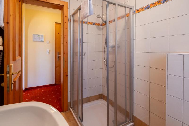 Double Room with Balcony image 2