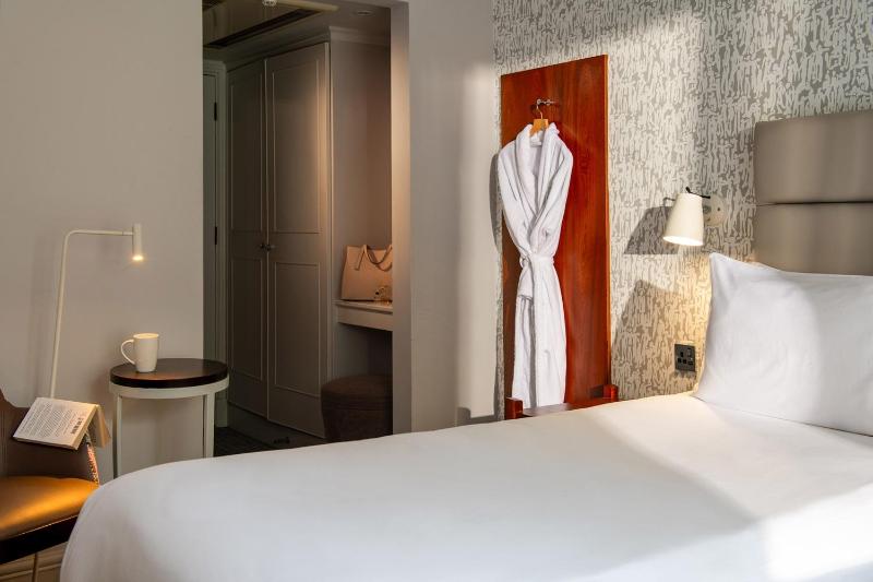 Twin Room image 4