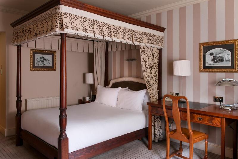 Standard Double Room with Four Poster Bed image 4