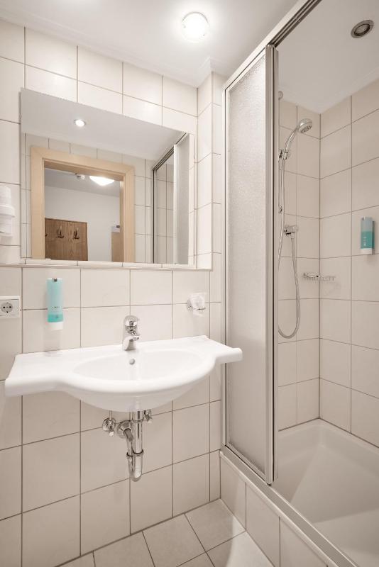 Classic Single Room image 4