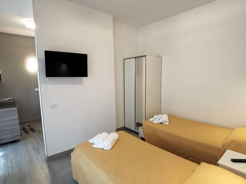 Twin Room with Private Bathroom image 1