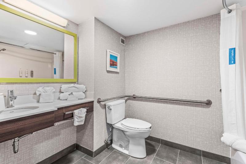 Queen Room with Two Queen Beds - Mobility/Hearing Accessible with Bathtub - Non-Smoking image 2