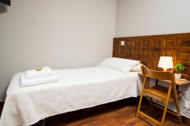 Single Room with Shared Bathroom image 4