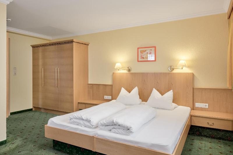 Classic Double Room image 3