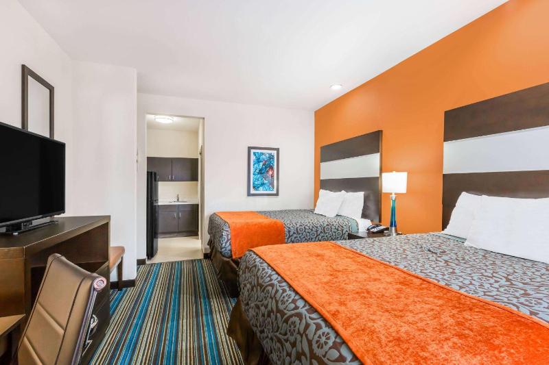 Queen Room with Two Queen Beds - Non-Smoking image 3