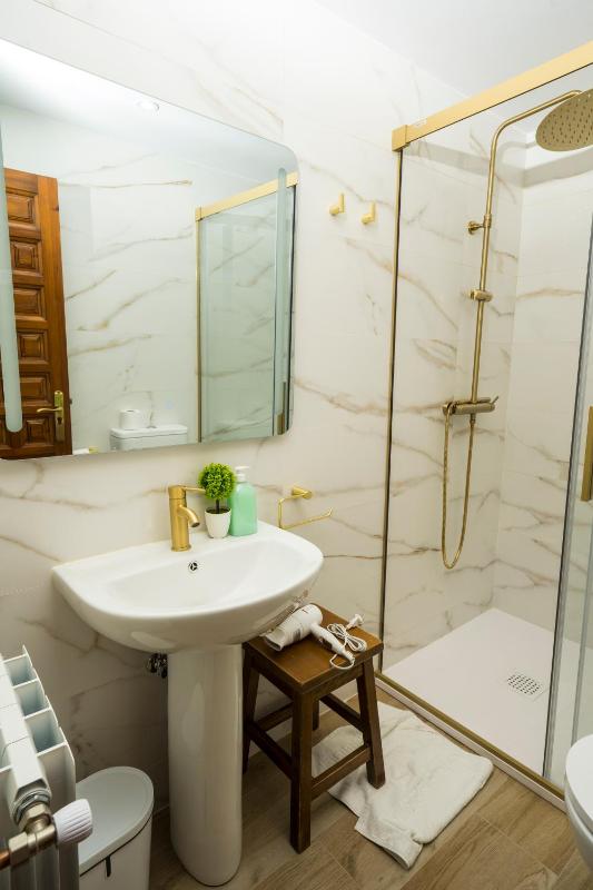 Single Room with Shared Bathroom image 2
