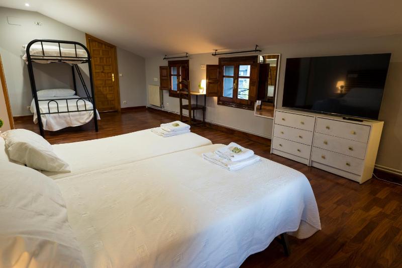Quadruple Room with Bathroom image 4