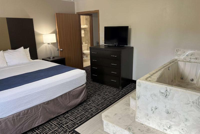 King Suite - Non-Smoking image 3