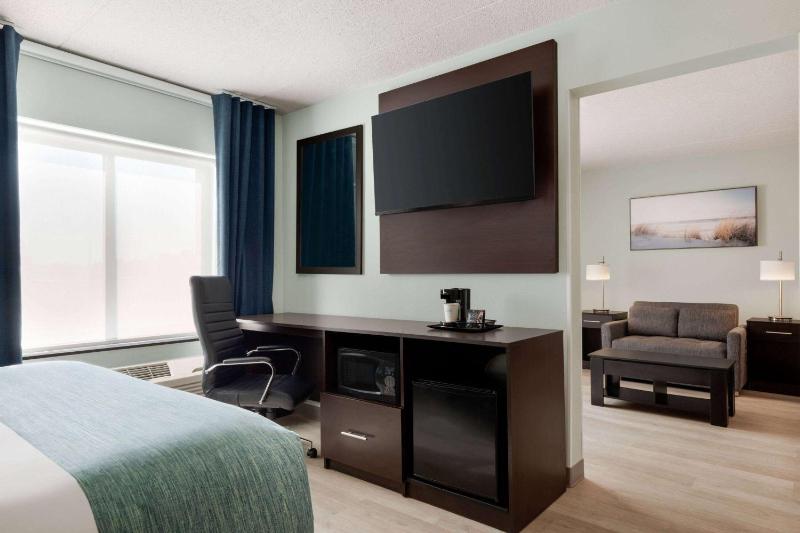 Queen Suite - Non-Smoking image 3