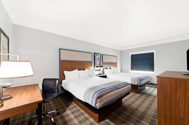 Queen Room with Two Queen Beds - Non-Smoking image 2