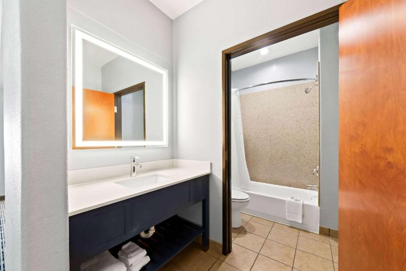 King Room - Non-Smoking image 4