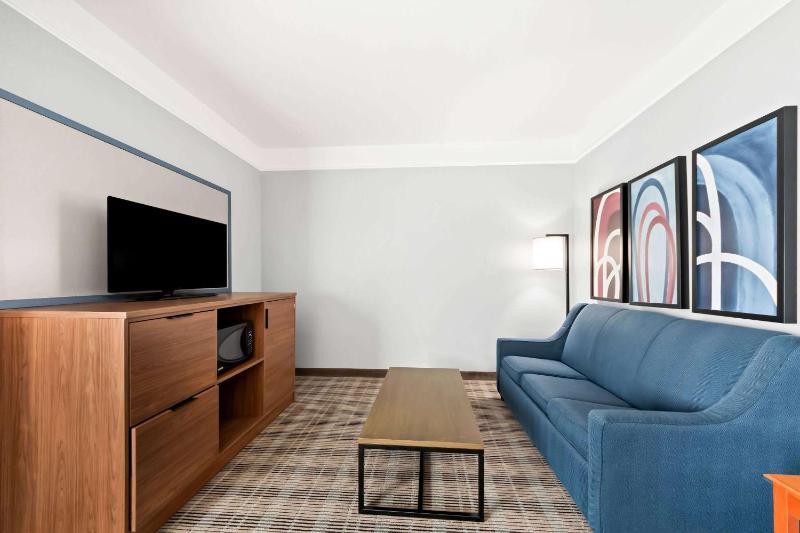 King Suite - Non-Smoking image 3