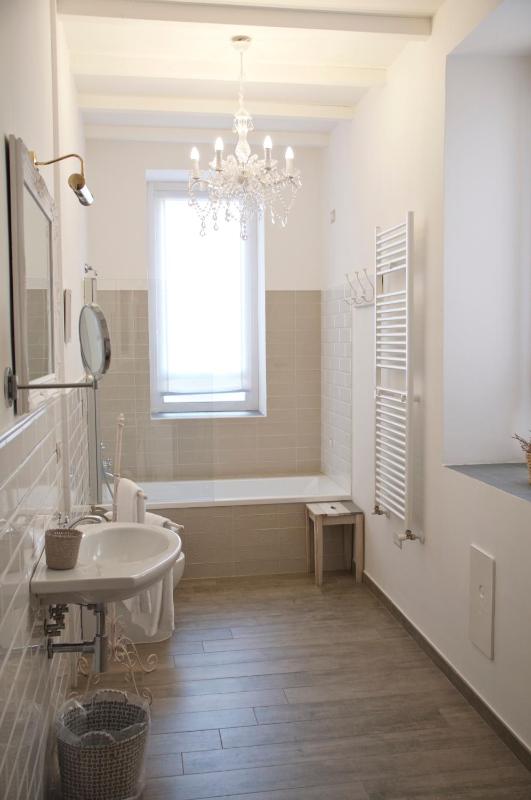 Deluxe Double Room with Bath image 3