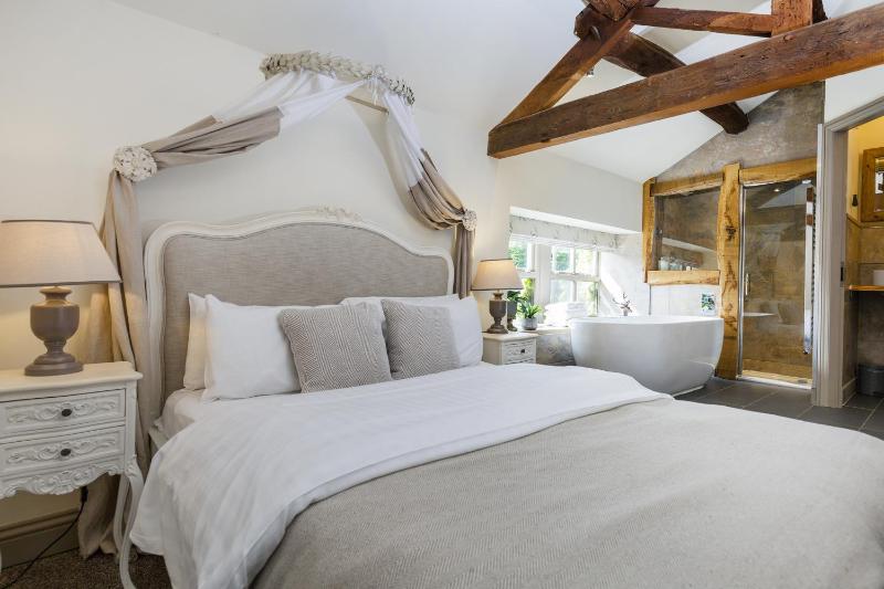 Superior King Room image 4