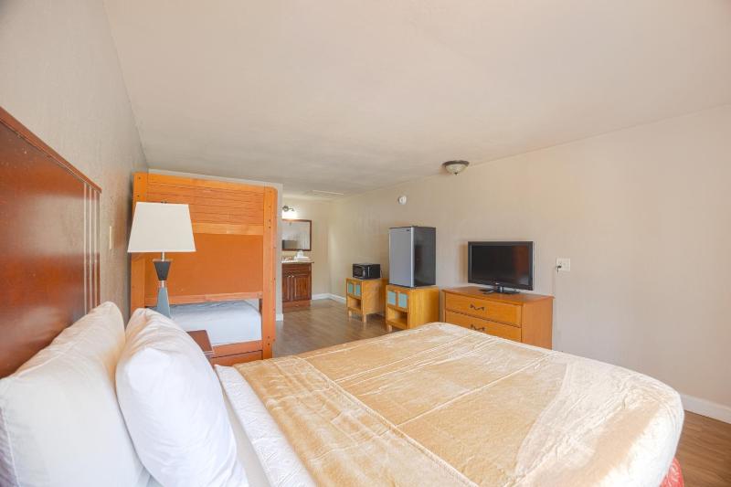 Liberty Inn and Suites Kissimmee near Disney World - image 22