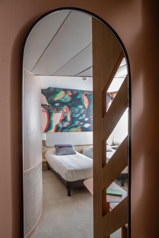 Standard Twin Room image 3