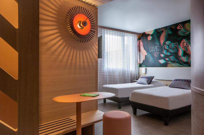 Standard Twin Room image 4