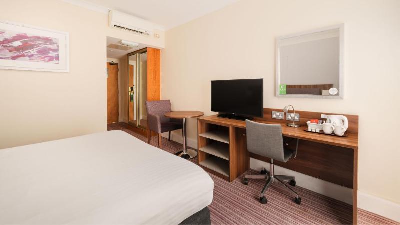 Standard Queen Room image 4