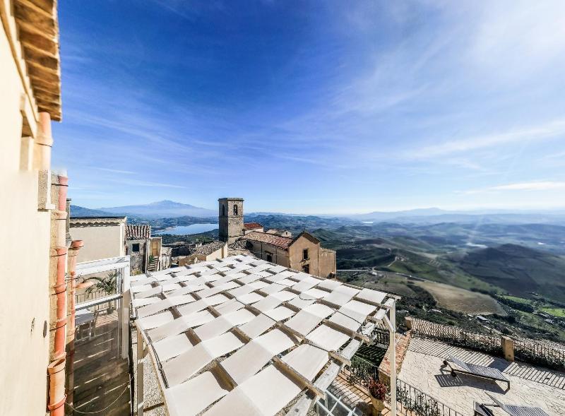 Studio Apartment image 3