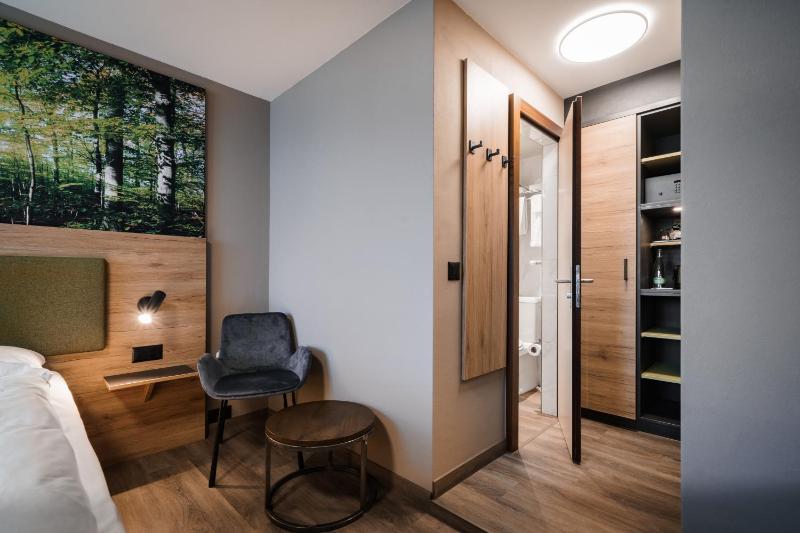 Double or Twin Room Comfort image 4