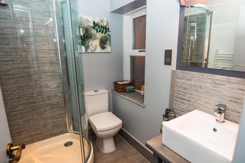 Twin Room with Private Bathroom image 2