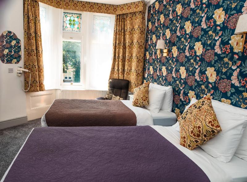 Twin Room with Private Bathroom image 3