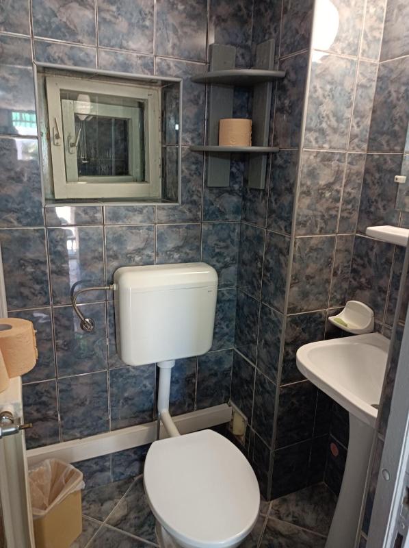Basic Triple Room with Shared Bathroom image 3