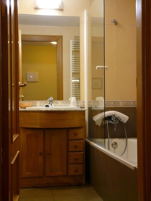 Double or Twin Room image 2