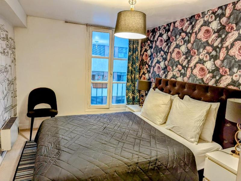 Superior Three-Bedroom Apartment image 1