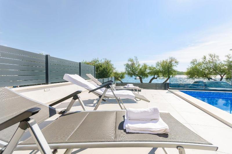 Apartment Adriatic with pool - image 10