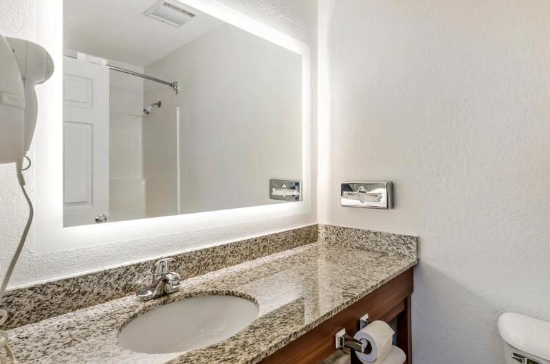 King Room - Accessible/Non-Smoking image 2