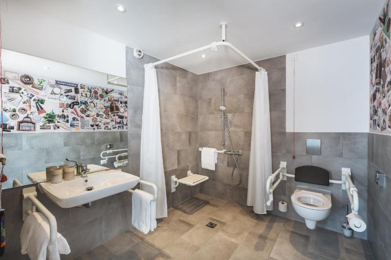 Standard Queen Room - Mobility Accessible image 3