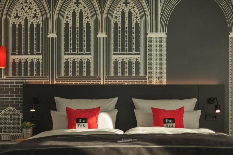 Premium Queen Room image 3