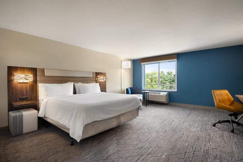 King Suite with Sofa Bed image 4